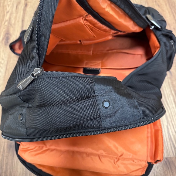 EVERKI Beacon Laptop Backpack w/Gaming Console Sleeve, up to 18-Inch Black - Picture 15 of 16